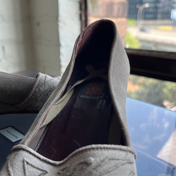 VINTAGE Anne Klein Taupe/Grey Suede Wedges - Picture 5 of 5